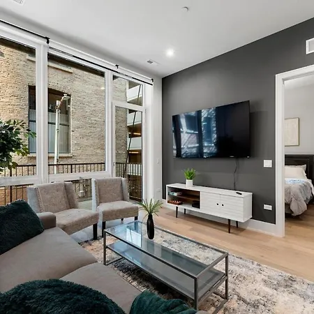 Chic 2Br 2Ba Condo With Balcony - River North Chicago